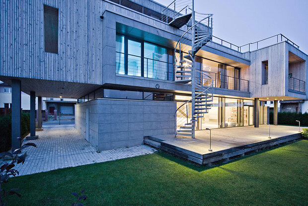 Metallbau imWohnbau: Treppen und Geländer aus Stahl an einem Wohnhaus